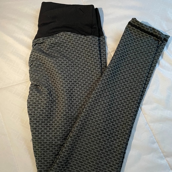 Butt-sculpting Leggings - Picture 2 of 3